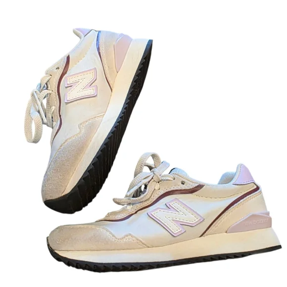 👟Sz. 11 New Balance Women's Cream and Pink Sneakers - Picture 4 of 6